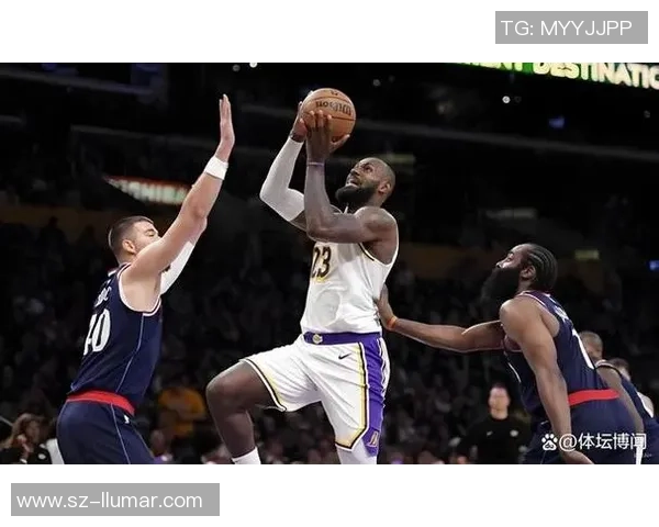 快船与湖人激战正酣 双方明星对决点燃洛杉矶篮球激情