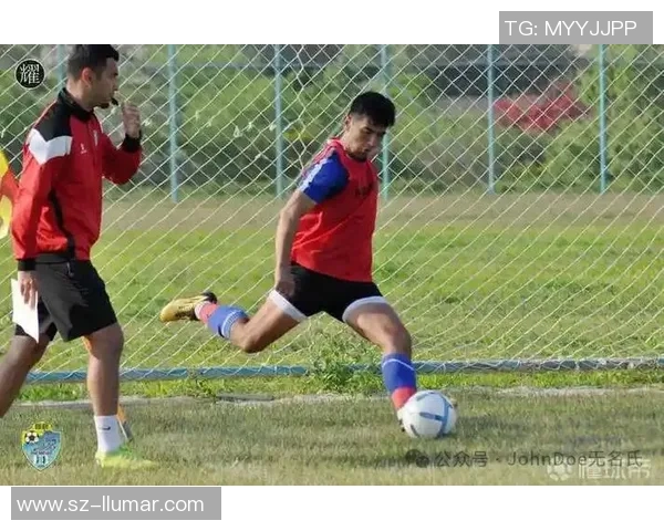 足球明星逆袭之路：从草根到世界足坛的传奇崛起与挑战